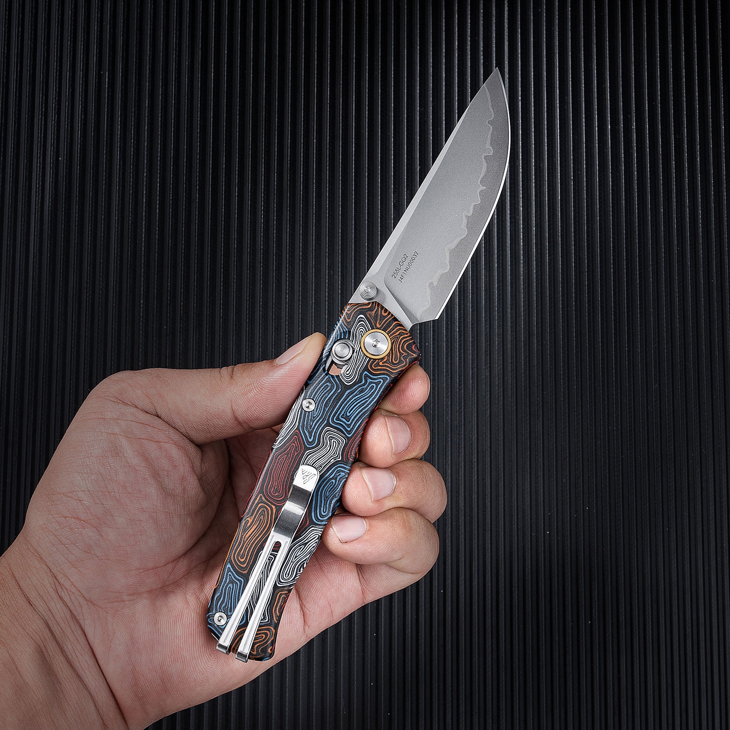 SRM Medal 255L-GQ2, Damascus Pattern G10